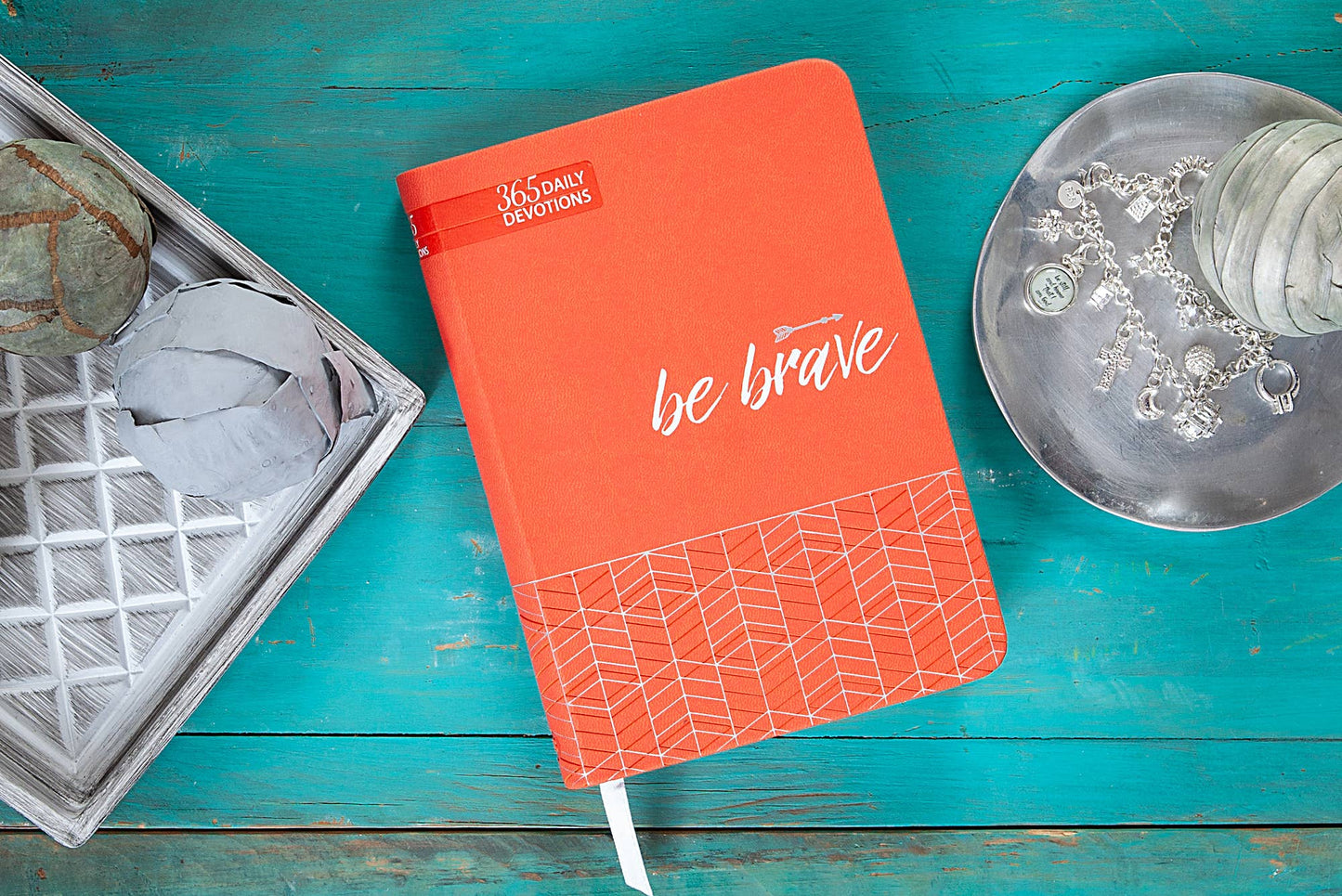 Be Brave (365 Daily Devotional, Faux Leather)